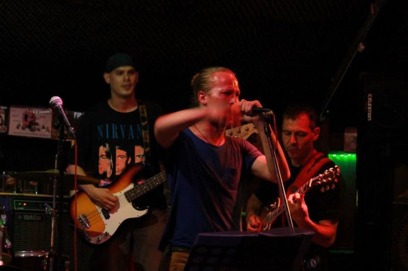 Bestand:Bob Minne live @Siem Reap.jpg